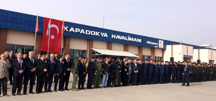 <p>Kapadokya Havalimanı'nda düzenlenen uğurlama törenine, Vali İlhami Aktaş, Kayseri Garnizon Komutanı Hava Tuğgerneral Ercan Teke, Kayseri 12. Hava Ulaştırma Üs Komutanı Tuğgeneral Selçuk Aygün, Nevşehir Garnizon Komutanı Jandarma Kurmay Albay Yüksel Yiğit, Emniyet Müdürü Mehmet Artunay, şehit Yasin Boy'un eşi Çağla Boy, oğlu ve yakınları ile silah arkadaşları katıldı. </p>