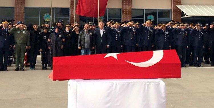 <p>Şehidin cenazesi daha sonra silah arkadaşlarının omuzlarında askeri nakliye uçağına konuldu. Ardından askeri uçak, Adana'ya gitti.</p>