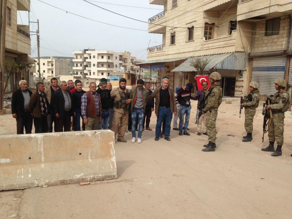 <p>Türk Silahlı Kuvvetlerinin Afrin'de hayatın normale dönmesi için yürüttüğü çalışmalara kentte yaşayanlar da destek veriyor.</p>
