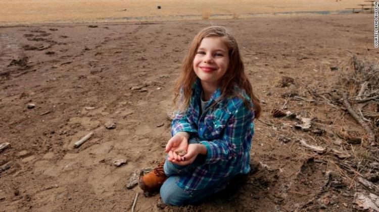 <p>Geçen sonbahar aylarında, 7 yaşındaki Naomi Vaughan adlı küçük kız, futbol sahalarının etrafında ada çayı toplamak için gezinirken toprakta bir şey buldu. </p>
