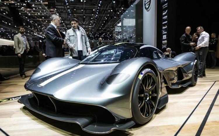 <p>Aston Martin Valkyrie (3.2 milyon dolar)</p>