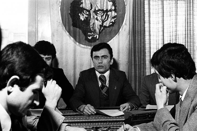 <p>Siyasete 1968'de Şarkışla'da Genç Ülkücüler Hareketi'ne katılarak adım atan Yazıcıoğlu, 1972'de Ankara'ya geldikten sonra Ülkü Ocakları Genel Merkezi'nde görev yapmaya başladı. Yazıcıoğlu, önce Ülkü Ocakları Genel Başkan Yardımcılığı, sonrasında da Ülkü Ocakları Genel Başkanlığı görevlerinde bulundu.</p>
