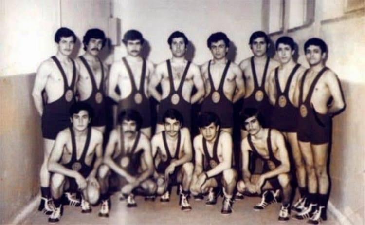 <p>Muhsin Yazıcıoğlu, siyasetçi kimliğinin yanı sıra şair kimliği ile de tanınıyordu. Mamak Cezaevi'nde bulunduğu dönemde yazdığı "Üşüyorum" başlıklı şiir ise ölümünden sonra adeta simge haline geldi.</p>