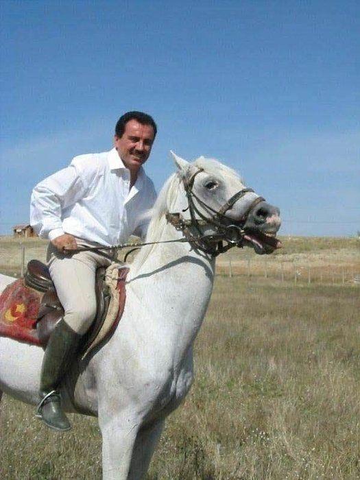 <p>Muhsin Yazıcıoğlu'nun "Bir saniyesine bile hükmedemediğimiz bir dünya için, bu kadar fırıldak olmaya gerek yok."Firavun'a karşı çıkmak yetmez, Musa'nın yanında olmak gerekir.", "Ben devlete, millete kurşun sıkanlara değil, 'Ben okumak istiyorum' diyenlere af istiyorum." ve "Kan dökmeyi seven bir millet değiliz ancak söz konusu vatan ise dünyanın şah damarını keseriz" sözleri de siyasete damga vurdu.</p>