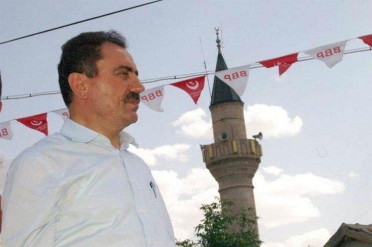 <p>Düşen helikopterde bulunan İHA Sivas muhabiri İsmail Güneş, 112 Acil Servis'i arayarak bacağının kırık olduğunu, BBP Sivas il Başkanı Erhan Üstündağ'ın sesini duyduğunu, İl Başkan Yardımcısı Murat Çetinkaya'dan ve pilot Kaya İstektepe'den ses gelmediğini, Muhsin Yazıcıoğlu'nu ise göremediğini bildirdi.</p>