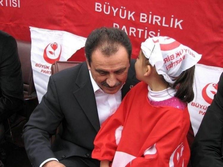 <p>Yazıcıoğlu, ölümünden 6 gün sonra 31 Mart 2009'da Kocatepe Camisi'nden son yolculuğuna uğurlandı. Türkiye Büyük Millet Meclisi'ndeki törende, Yazıcıoğlu'nun Türk bayrağına sarılı naaşının üzeri çiçeklerle donatıldı. Cenaze törenine basın mensupları dahil 700 bin kişinin katıldığı belirtildi.</p>