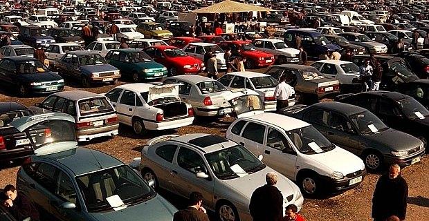 <p>Bu da doğrudan talebin ikinci ele çevrilmesine yol açıyor. Sıfır otomobil ile 2-3 yıllık kullanılmışı arasındaki fiyat makasının olduğundan fazla açılmasına döviz kurlarındaki hareketlilik ve yeni modellerin satışa çıkması eklenince ikinci elde piyasa yaz mevsimi öncesi canlandı." diye konuştu.</p>