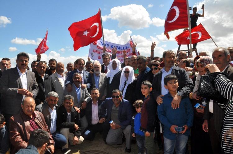 <p>Hatay'ın Reyhanlı ilçesindeki 10 bin kişilik Tayy Aşireti'nin yüzlerce üyesi, Türk Silahlı Kuvvetlerinin Zeytin Dalı Harekatı'ndaki başarısını, Davutpaşa Mahallesindeki Bayrak Tepeye çıkarak davul zurna eşliğinde kutladı.</p>
<p> </p>