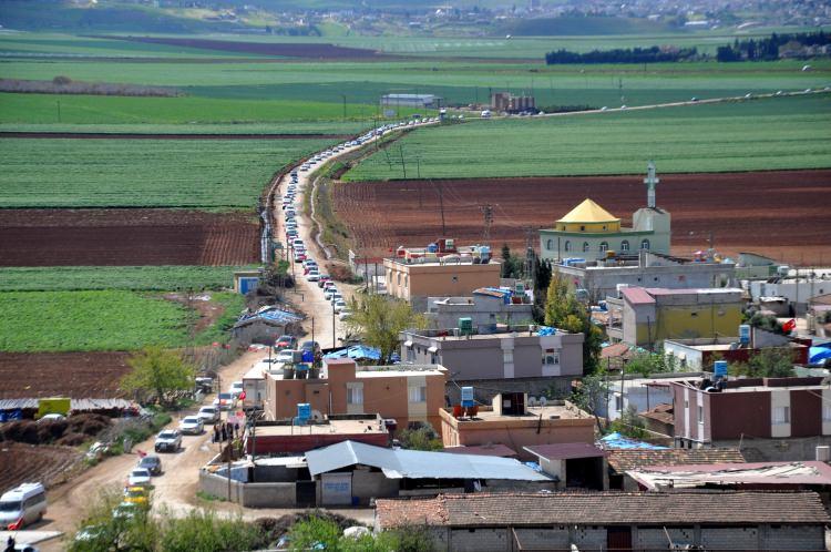 <p>Reyhanlılı, 4 büyük aileden oluşan Tayy Aşireti, uzun konvoy eşliğinde Türk bayrakları ile Cinderes kasabasını gören Reyhanlıdaki Davutpaşa Mahallesinde bulunan Bayrak Tepeye geldi.</p>
<p> </p>