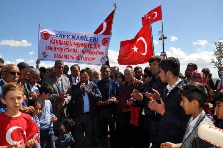 <p>Burada, aşiret üyeleri adına konuşan Mustafa Hambolat, Afrin'i asıl sahiplerine teslim eden TSK'ya saygı duyduklarını göstermek için etkinliği gerçekleştirdiklerine söyledi.</p>
<p> </p>