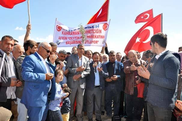 <p><strong>DAVUL ZURNA EŞLİĞİNDE HALAY ÇEKTİLER</strong></p>

<p>Ellerinde Türk bayrakları bulunan kalabalık grup, okunan Kuranı Kerim'in ardından şehitler için dua etti.</p>
