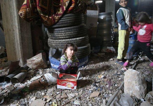 <p>Yataklarımızı, erzağımızı taşıdık, burada yatıp kalkıyorduk. Zaten bu operasyon başlamadan &ouml;nce de pek rahat değildik. Yaklaşık bir ay burada kaldık. Hastamız vardı ama hastaneye g&ouml;t&uuml;remedik. &Ccedil;ocuklarımız &ccedil;ok korkuyordu, şu anda bile &ccedil;ıkmak istemiyorlar. Allah'a ş&uuml;k&uuml;r, T&uuml;rkiye ve &Ouml;zg&uuml;r Suriye Ordusu geldi, il&ccedil;emizi ter&ouml;ristlerden kurtardılar. Allah onlardan razı olsun. Zor bir d&ouml;nem ge&ccedil;irdik ama inşallah bundan sonraki g&uuml;nler &ccedil;ok daha g&uuml;zel olacak. İnşallah t&uuml;m &uuml;lke huzura kavuşur."</p>
