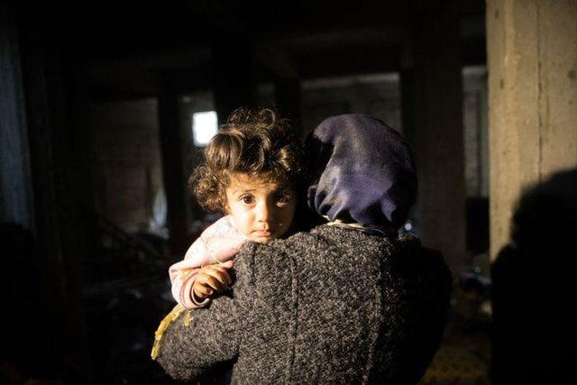 <p>Ter&ouml;ristlerin gittiğini &ouml;ğrendiklerinde b&uuml;y&uuml;k sevin&ccedil; yaşadıklarını vurgulayan Suriyeli kadın, "Neler yaşadığımızı anlatmak imkansız, bir s&uuml;r&uuml; &ccedil;ocuk var ve onları zapt edemiyorduk. Elimizden sadece dua etmek geliyordu ve biz de onu yapıyorduk. Ter&ouml;ristler T&uuml;rklerden korkmasa bize burada da rahat vermezlerdi ama kendi dertlerine d&uuml;şt&uuml;klerinden bize ulaşamadılar.</p>
