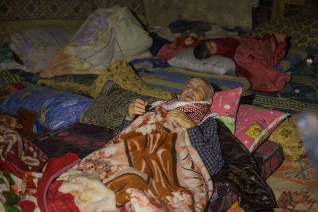 <p>Birbirlerine kenetlenerek bu s&uuml;reci atlatmaya &ccedil;alıştıklarını belirten Muhammed, yatalak hasta babasının da kendileriyle saklanmak zorunda kaldığını ve bu s&uuml;re&ccedil;te ila&ccedil; alamadıklarını kaydetti.</p>
