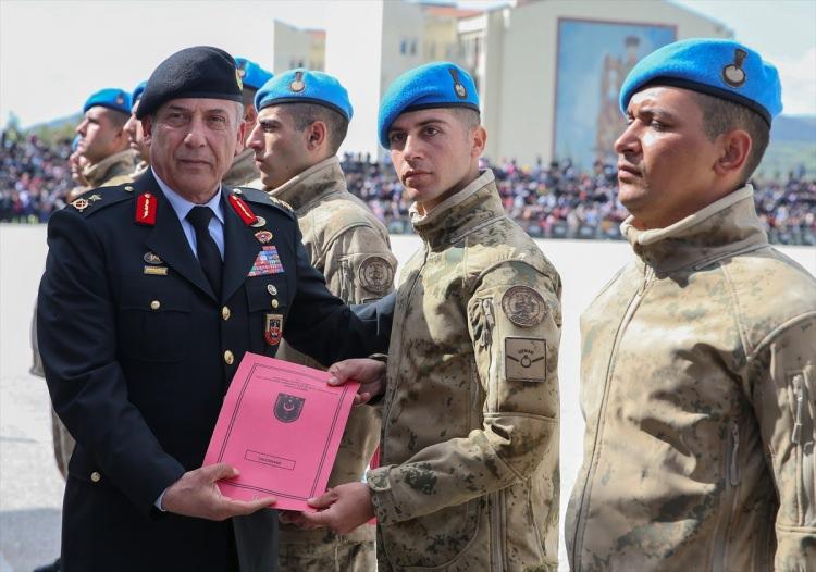 <p>Jandarma Komando Okulu ve Eğitim Merkez Komutanı Tuğgenaral Semih Okyar (solda), eğitimlerini dereceyle bitiren uzman erbaşlara belgelerini verdi.</p>

<p> </p>
