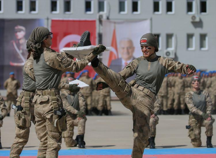 <p>Törende, kursiyer kadın astsubaylar, yakın dövüş hareketleri gösterisi sundu.</p>

<p> </p>
