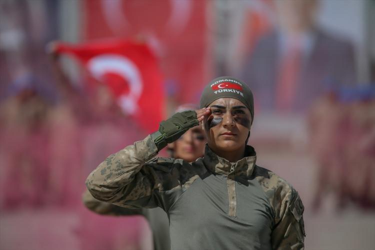 <p>Törende, kursiyer kadın astsubaylar, gösterisi sundu.</p>
<p> </p>