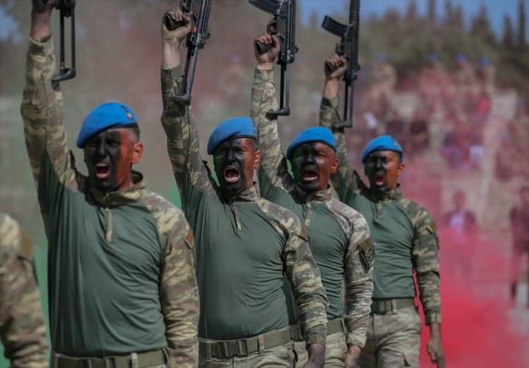 <p>Törende gösteri birliği, tüfekli hareketler gösterisi sundu. Yakın dövüş ve tüfekli gösterileriyle adeta düşmanlara gözdağı veren erbaşlar, izleyenlerden büyük alkış aldı.</p>
<p> </p>