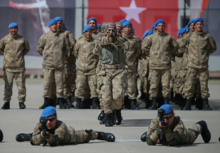 <p>Törende, kursiyer kadın astsubaylar, yakın dövüş ve tüfekli hareketler gösterisi sundu.</p>

<p> </p>
