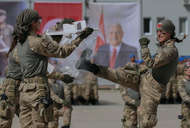 <p>Törende, kursiyer kadın astsubaylar, yakın dövüş hareketleri gösterisi sundu.</p>
<p> </p>