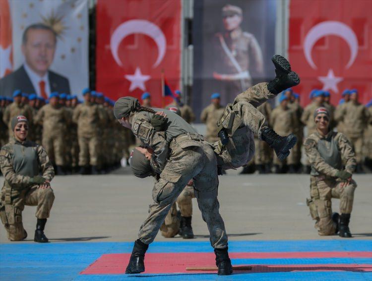 <p>Törende, kursiyer kadın astsubaylar, yakın dövüş hareketleri gösterisi sundu.</p>
<p> </p>