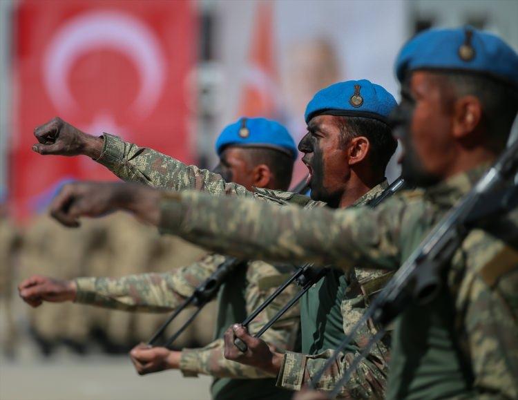 <p>Törende gösteri birliği, tüfekli hareketler gösterisi sundu. Yakın dövüş ve tüfekli gösterileriyle adeta düşmanlara gözdağı veren erbaşlar, izleyenlerden büyük alkış aldı.</p>
<p> </p>