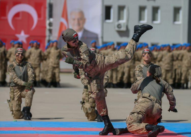 <p>Törende, kursiyer kadın astsubaylar, yakın dövüş hareketleri gösterisi sundu.</p>

<p> </p>
