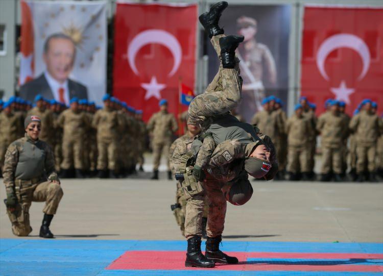 <p>Törende, kursiyer kadın astsubaylar, yakın dövüş hareketleri gösterisi sundu.</p>

<p> </p>
