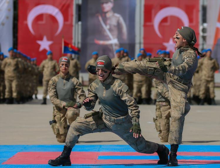 <p>Törende, kursiyer kadın astsubaylar, yakın dövüş hareketleri gösterisi sundu.</p>
<p> </p>