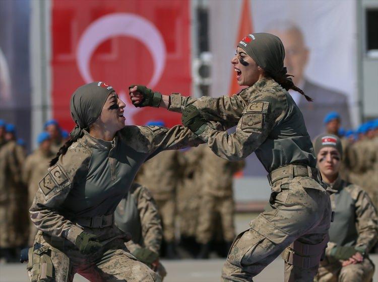 <p>Törende, kursiyer kadın astsubaylar, yakın dövüş hareketleri gösterisi sundu.</p>

<p> </p>
