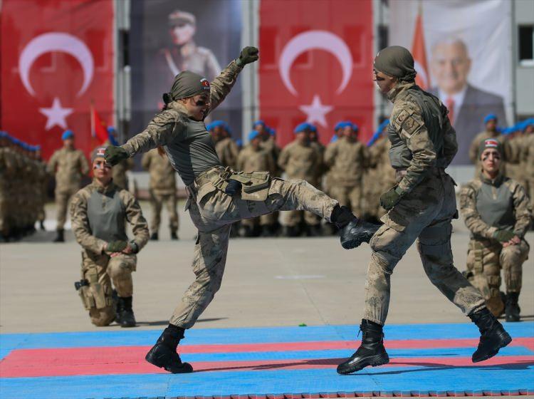 <p>Törende, kursiyer kadın astsubaylar, yakın dövüş hareketleri gösterisi sundu.</p>
<p> </p>