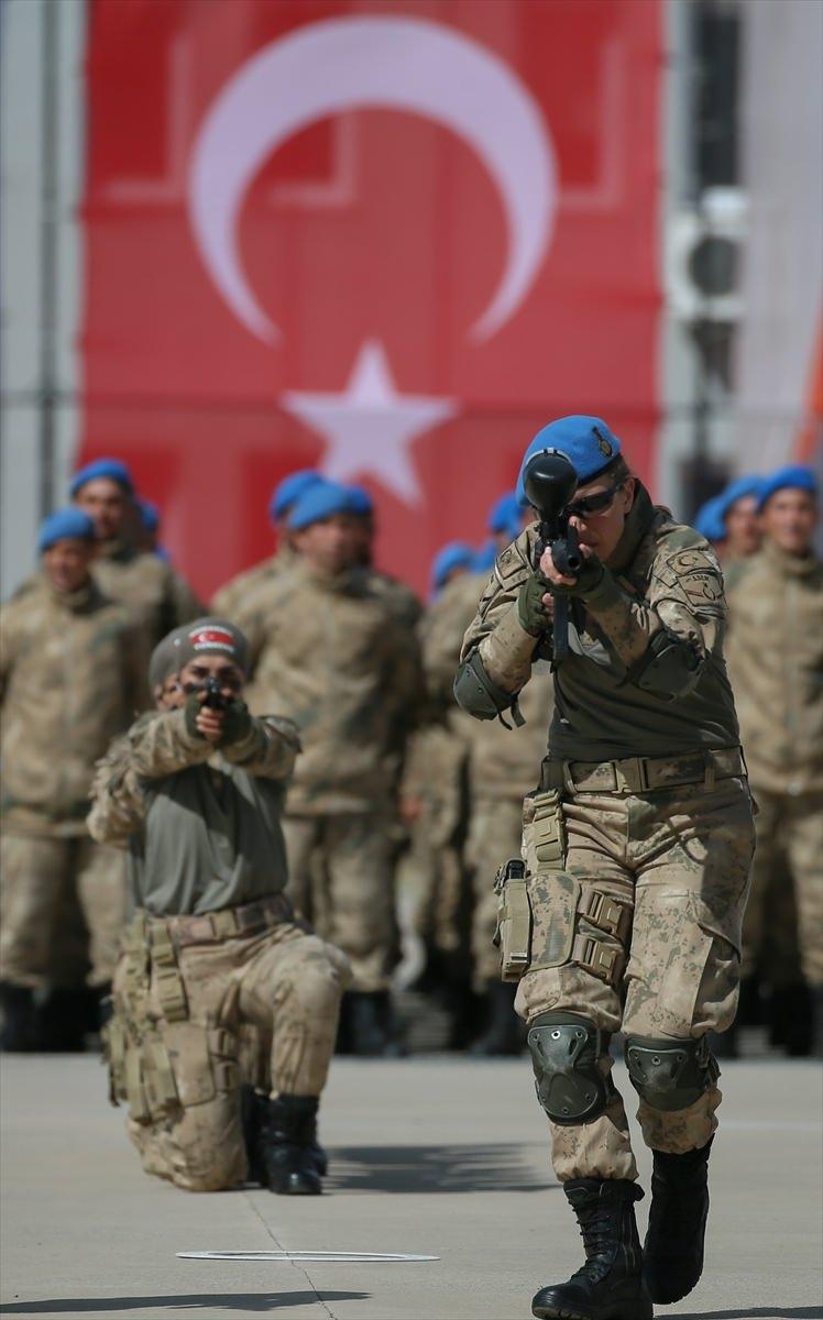 <p>Törende, kursiyer kadın astsubaylar, yakın dövüş hareketleri gösterisi sundu.</p>
<p> </p>