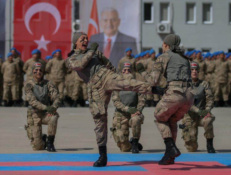 <p>Törende, kursiyer kadın astsubaylar, yakın dövüş hareketleri gösterisi sundu.</p>
<p> </p>