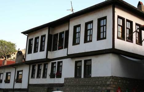 <p><strong>KREDİ ÜST LİMİTİ 170 BİN LİRAYA ÇIKTI</strong></p>

<p>Kredi üst limitini her yıl arttırdıklarını belirten Turan, şöyle devam etti: “2005 ve 2006 yıllarında sağladığımız 75 bin lira kredi üst limitini, yıllar içerisinde aşamalı olarak yükselterek 2018 yılı için 170 bin liraya çıkardık.</p>
