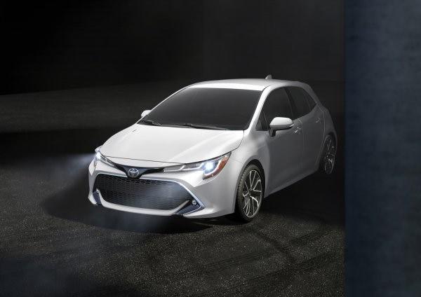 <p><strong>BOYUTLARI BÜYÜDÜ</strong></p>
<p>Yeni Corolla Hatchbak, bir önceki versiyonuna göre daha büyük bir araç olarak karşımıza çıkıyor. Eski kasaya oranla 3,5 santimetre daha geniş ve 3,8 santimetre daha uzun olan yeni kasada yerden yükseklik 2,5 santimetre azalmış durumda. Boyutları hatrı sayılır biçimde değiştiren Toyota, aracın yol tutuşunu güçlendirmek için yere yaklaştırmayı tercih etmiş.</p>