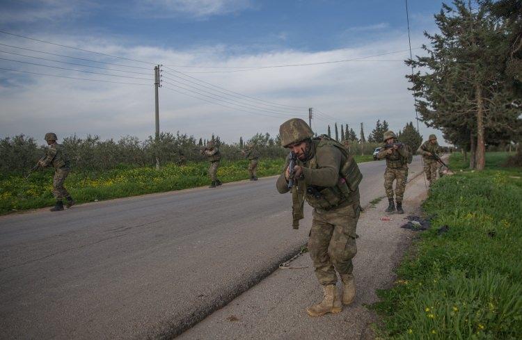 <p>"Afrin destanı"nın kahramanı Mehmetçik, YPG/PKK'lı teröristlere yönelik düzenlediği operasyonlarda, sivillerin zarar görmemesi için büyük bir hassasiyet gösteriyor.</p>
