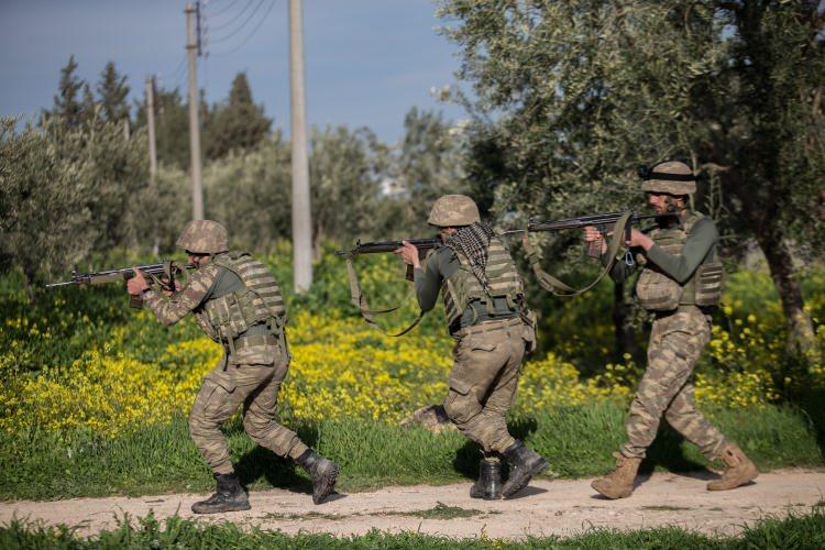 <p>Tek gayeleri tüm bölgeyi teröristlerden temizlemek olan komandolar, terörden kurtarılan köylerine dönen Suriyeli ailelere de yardımcı oluyor.</p>
