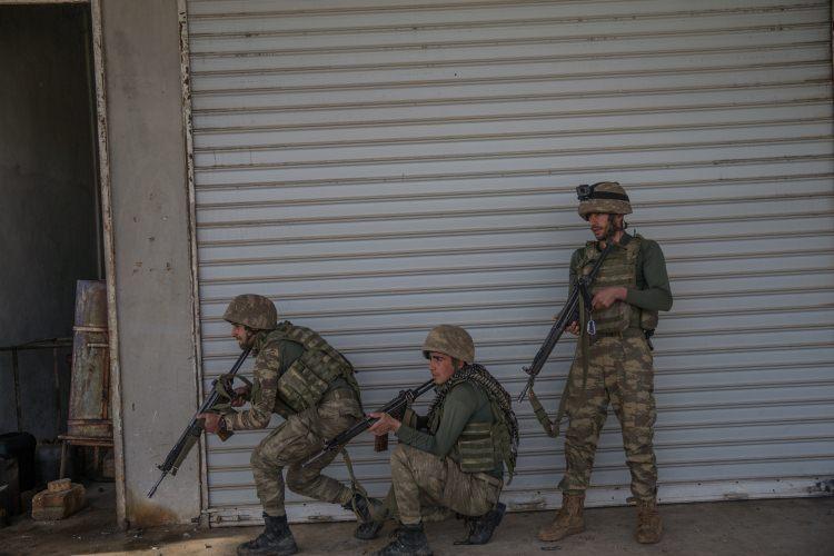 <p>Uygulama noktalarında karşılarında Türk askerini gören Suriyeliler, Mehmetçik'e övgü dolu sözler sarf ediyor. Çocuklara çeşitli hediyeler veren komandolar, ebeveynlerin de varsa sorunlarına çare üretilmesi için çabalıyor.</p>
