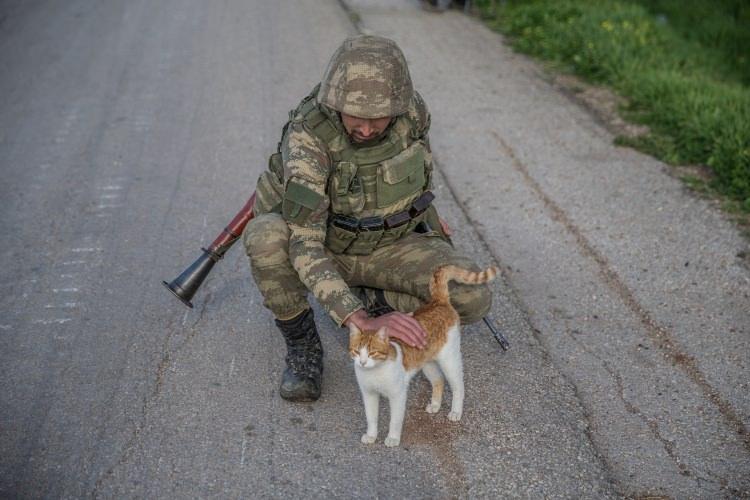 <p>Teröristlerin engellemesi nedeniyle uzun süre ailesiyle Afrin'den çıkamayan, kentin ele geçirilmesinin ardından Cinderes beldesine gitmek için yola koyulan 70 yaşındaki Kürt kökenli Suriyeli Nur Temeş, yolda komandolarla karşılaşınca "Sizi Allah gönderdi, Rabbim sizden razı olsun, bizi kurtardınız." ifadelerini kullandı.</p>
