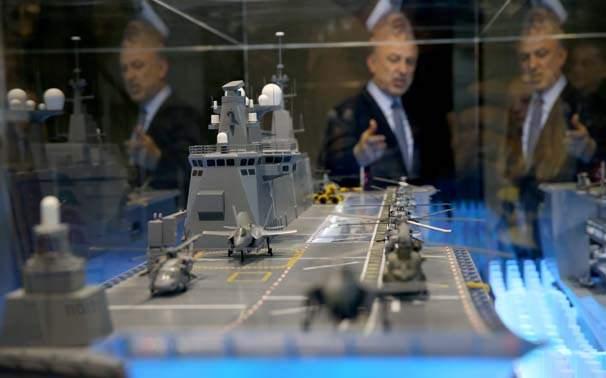 <p>58 metre y&uuml;ksekliği bulunan Anadolu'nun bin 410 metrekare tank, konteyner gibi ağır ara&ccedil;lar i&ccedil;in ağır y&uuml;k garajı mevcut. Gemide ayrıca bin 165 metrekare gemi havuzu, bin 880 metrekare hafif y&uuml;k garajı, 6 iniş alanı ile bir u&ccedil;uş rampasına sahip 5 bin 440 metrekare u&ccedil;uş g&uuml;vertesi, 900 metrekare hangar yer alıyor.</p>

<p>Anadolu, ayrıca 6 adet F358, 4 adet Atak helikopteri, 8 adet orta y&uuml;k nakliye helikopteri, 2 adet seahawk genel maksat helikopteri ve 2 adet insansız hava ara&ccedil;lık kapasiteye sahip bulunuyor.</p>
