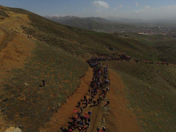 <p>Yürüyüşe katılanlar, Türk bayrakları ile fotoğraf çektirdi.</p>