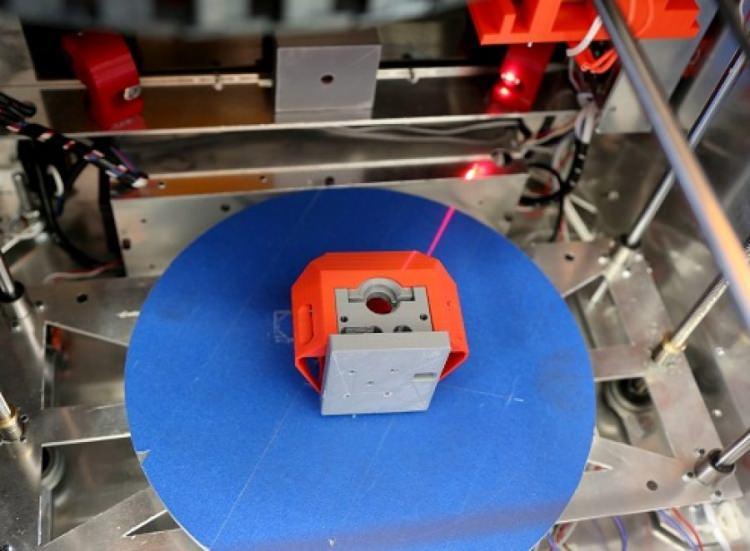 <p>Geliştirdikleri kopya makinesinin fotokopi makinelerinin yeni teknolojik versiyonu olduğuna işaret eden Uysal, "ULUTEK'te arkadaşlarımızla yaklaşık 1,5 yıllık çalışmanın neticesinde böyle bir makineyi ürettik. Bu kopya makinesine bir cismi koyduğumuzda o cismin üç boyutlu hızlı bir şekilde taramasını ve bu taranmış cismin doğrudan parça üretimini gerçekleştiriyor.</p>

<p> </p>
