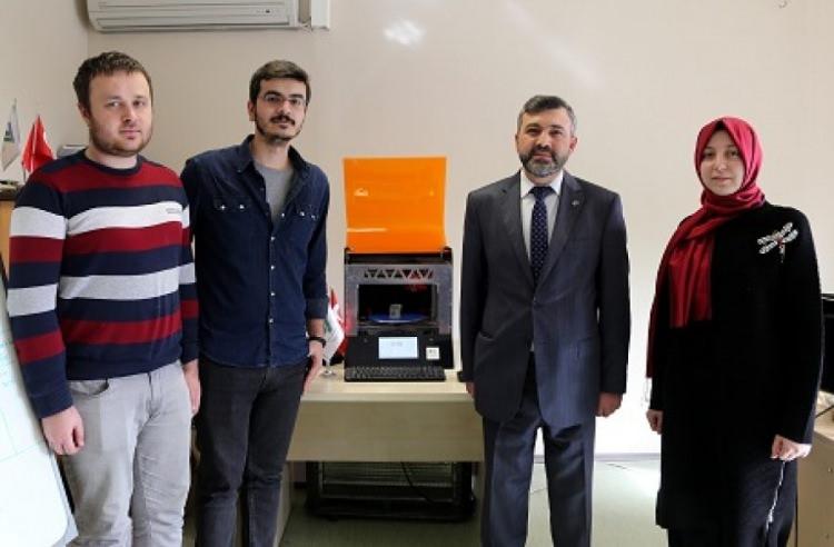 <p>"Normal üç boyutlu yazıcılar plastik malzemeyi hızlı bir şekilde üretebiliyor fakat bir parçanın üretilebilmesi için parçanın tasarım modelinin olması gerekiyor ya da üç boyutlu tarama cihazında parçanın ayrıntılı olarak taranıp tekrar bu dataların bir tasarım programında iyileştirilmesi gerekiyor. Bizim geliştirdiğimiz üründe ise buna ihtiyaç kalmıyor.</p>

<p> </p>
