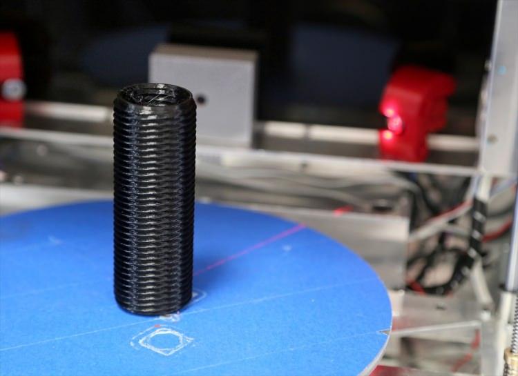 <p>Biz parçayı makinenin içine koyduğumuz zaman makinedeki tarama sistemi parçayı hızlı bir şekilde tarayarak ihtiyaç duyulan kaliteye getiriyor. Tarama işlemi bittikten sonra bu parçanın istenilen ölçekte ve büyüklükte hızlı bir şekilde prototipi üretilebiliyor."</p>

<p> </p>
