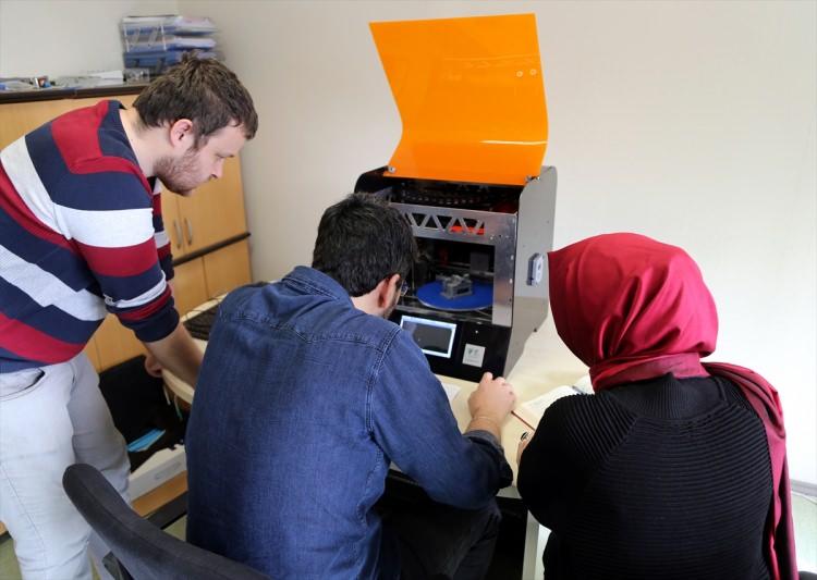 <p>Bunu uluslararası pazarlarda ve fuarlarda tanıtarak dünyaya satabilmeyi hedefliyoruz. Bu makinenin yurt dışındaki emsallerinin fiyatı 20-25 bin avro arasında. Bu ürünü yerli imkanlarla üreterek bu fiyatın üçte biri rakamına satabilir hale geldik. Bu ürünün kilogram başına ihracat bedeli de yüksek. Bu makinenin kilogram başına 650 dolar ihracatı var. Yani kısacası katma değeri yüksek bir ürün." </p>
