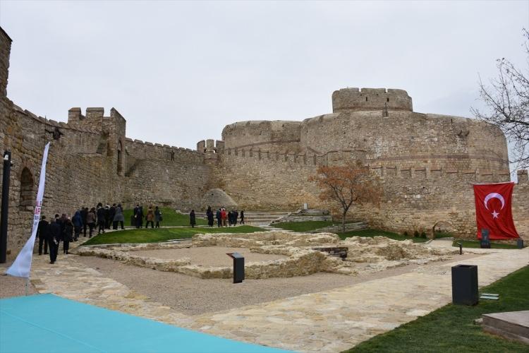 <p>Kilitbahir Kalesi'nin surlarına ses sistemiyle birlikte yerleştirilen heykel muhafızlar, kaleye gelen ziyaretçileri, o döneme ait muhafızlar arasında bir parola olan 'Yektir Allah' nidalarıyla karşılıyor.</p>

<p> </p>
