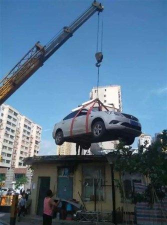<p>Çin'de park parasını ödemek istemeyen bir sürücüye inanılmaz bir ceza verdiler. </p>