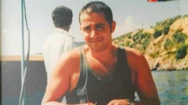 <p>Bu ünlünün yüzü neredeyse hiç değişmemiş. Ama kilosu biraz artmış. 20 yıl önce arkadaşlarıyla neşe içinde kadeh tokuşturan bu ünlü</p>