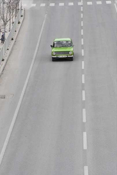 <p>Bilecik'te, 83 yaşındaki Celil Gülen, 22 yıl önce aldığı 1975 model Murat 124 otomobiline gözü gibi bakıyor.</p>
