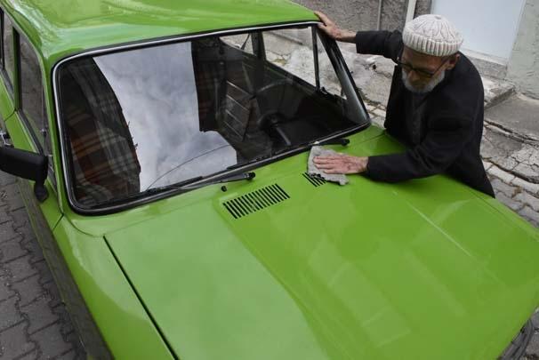 <p>Otomobilini ilk aldığı günden bu yana çok sevdiğini dile getiren  Gülen, "Torunlarıma, vefat ettiğimde yeşil tabutumu yeşil otomobilimin üzerine  koyarak camiye götürmelerini vasiyet ettim. Son yolculuğumu onunla yapmak  istiyorum." dedi.</p>
